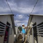 Petugas PLN memasang jaringan listrik di bangunan rumah transisi korban gempa bumi di Desa Kekait, Kecamatan Gunungsari, Lombok Barat, NTB, Jumat (14/9).