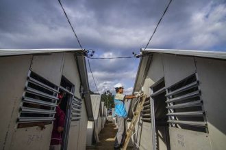 Petugas PLN memasang jaringan listrik di bangunan rumah transisi korban gempa bumi di Desa Kekait, Kecamatan Gunungsari, Lombok Barat, NTB, Jumat (14/9).