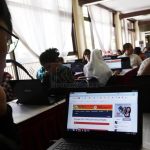Peserta tes Calon pegawai Negeri Sipil (CPNS) melakukan simulasi tes secara online di kawasan Senayan, Jakarta, Rabu (20/8).(Republika/ Yasin Habibi)