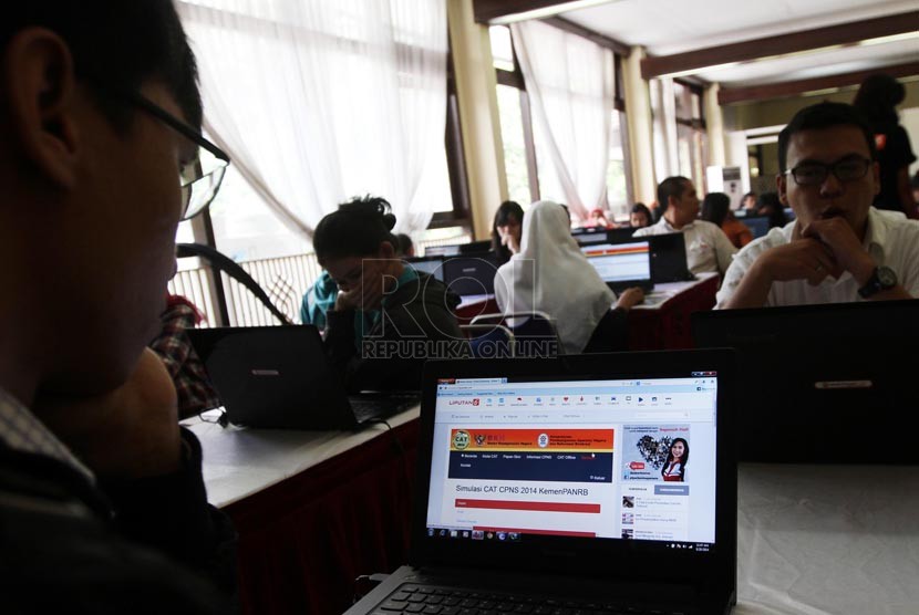 Peserta tes Calon pegawai Negeri Sipil (CPNS) melakukan simulasi tes secara online di kawasan Senayan, Jakarta, Rabu (20/8).(Republika/ Yasin Habibi)