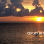 Pengunjung menikmati matahari terbenam (sunset) di Pantai Sengigi, Lombok Barat, Nusa Tenggara Barat (NTB).