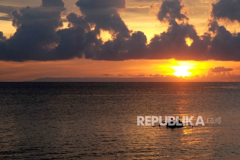 Pengunjung menikmati matahari terbenam (sunset) di Pantai Sengigi, Lombok Barat, Nusa Tenggara Barat (NTB).