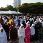 Muslimah melaksanakan shalat Idul Fitri di Luneta Park di Metro Manila, Filipina, 25 Juni 2017.