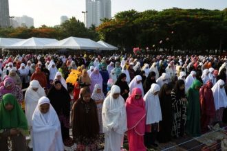 Muslimah melaksanakan shalat Idul Fitri di Luneta Park di Metro Manila, Filipina, 25 Juni 2017.