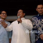 Bakal Calon Presiden yang juga Ketua Umum Partai Gerindra Prabowo Subianto bersama Bakal Calon Wakil Presiden Sandiaga Uno didampingi Ketua Komando Tugas Bersama (Kosgama) Partai Demokrat Agus Harimurti Yudhoyono (AHY) memberikan keterangan usai melakukan pertemuan dengan Ketua Umum Partai Demokrat Susilo Bambang Yudhoyono (SBY) di kediaman SBY, Jakarta, Rabu (12/9).
