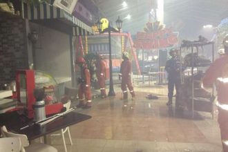 Suasana di kawasan kuliner Transmart Cilandak setelah kebakaran di salah satu gerai makanan, Jumat (14/9).