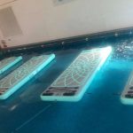 Paddle board untuk yoga di atas air.