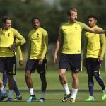 Striker Tottenham Hotspur, Harry Kane (kedua kanan) berlatih bersama rekan setim di pusat latihan Enfield, di London, Selasa (12/9). Pada dini hari nanti, Spurs akan menjamu Borussia Dortmund pada babak penyisihan grup Liga Champions.