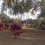 Para peserta Sail Moyo Tambora mengikuti tradisi Begibung (makan bersama) bersama warga terdampak gempa di Desa Medana, Kecamatan Tanjung, Kabupaten Lombok Utara, NTB, Senin (17/9).