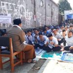 Ratusan guru honorer di Kabupaten Sukabumi Jawa Barat menggelar mogok mengajar dan menolak ketentuan penerimaan CPNS di Sekretariat PGRI Kecamatan Kadudampit, Sukabumi Senin (17/9).