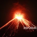 Lava pijar dari Gunung Anak Krakatau di perairan Selat Sunda, Kalianda, Lampung Selatan.