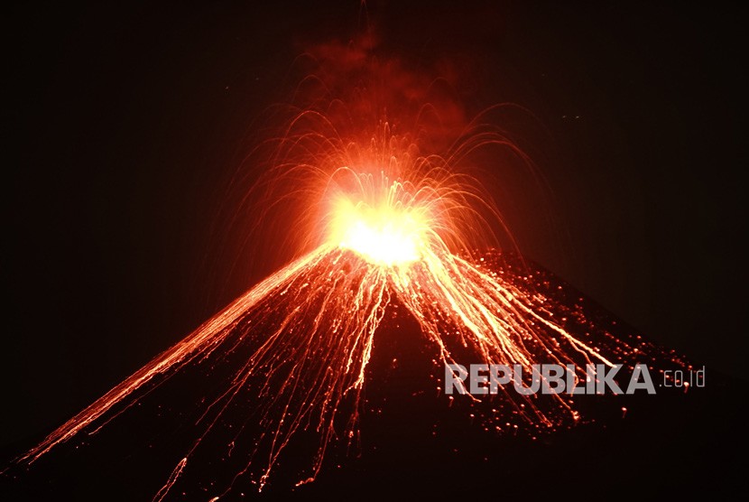Lava pijar dari Gunung Anak Krakatau di perairan Selat Sunda, Kalianda, Lampung Selatan.