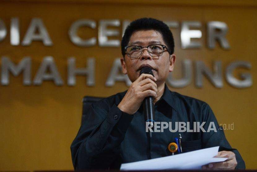 Ketua Bidang Hukum dan Humas Mahkamah Agung Abdullah memberikan keterangan saat konferensi pers di Mahkamah Agung, Jakarta, Senin (17/9).