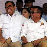 Sekretaris Jenderal Partai Gerindra Ahmad Muzani dan Ketua DPD Partai Gerindra DKI Jakarta Mohamad Taufik (dari kiri) bercengkrama pada acara puncak hari ulang tahun Partai Gerindra ke-10 di Lapangan Arcici, Cempaka Putih, Jakarta, Ahad (11/3).