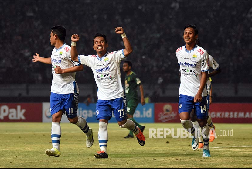 Pesepak bola Persib Bandung Ghozali Muharam Siregar (tengah)