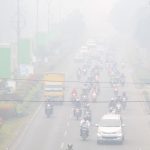 Sejumlah pengendara melintasi jalan yang diselimuti kabut asap di Pontianak, Kalimantan Barat, Senin (16/9/2019).
