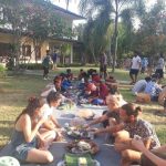Para peserta Sail Moyo Tambora mengikuti tradisi Begibung (makan bersama) bersama warga terdampak gempa di Desa Medana, Kecamatan Tanjung, Kabupaten Lombok Utara, NTB, Senin (17/9).