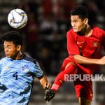 Pemain Timnas Indonesia U-16 Mikael Alfredo (kanan) berusaha melewati pemain Timnas Kepulauan Mariana Utara U-16 Daniell Mar (kiri) pada laga kualifikasi Piala AFC U-16 2020 di Stadion Madya, Jakarta, Rabu (18/9/2019).