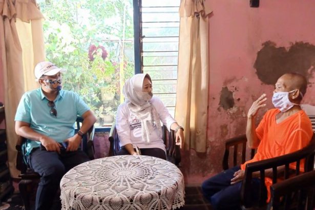 Bupat Purbalingga Dyah Hayuning Pratiwi (tengah) mengajak masyarakat di wilayah setempat agar gemar makan ikan sebagai salah satu sumber gizi terbaik yang diperlukan untuk menunjang kesehatan tubuh.