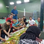 Sejumlah wartawan SIWO PWI Jaya dalam acara makan bersama Menpora Imam Nahrawi di lapangan bulu tangkis Kemenpora, Selasa (17/9).