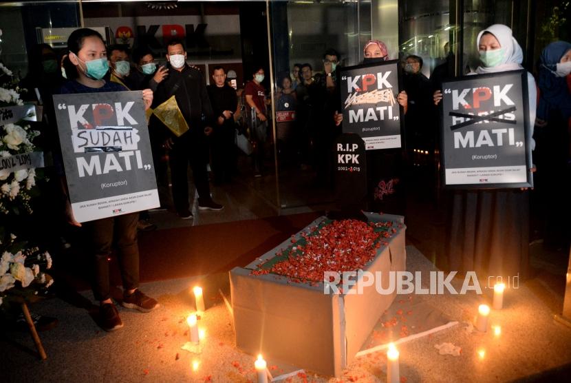 Anggota wadah pegawai KPK bersama Koalisi Masyarakat sipil antikorupsi melakukan aksi