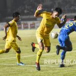 Persib Bandung Ditahan Imbang Semen Padang FC. Bek Persib Bandung Henhen Herdiana berebut bola dengan pemain Semen Padang FC dalam laga lanjutan Liga 1 2019 di Stadion Si Jalak Harupat, Kabupaten Bandung, Rabu (18/9).
