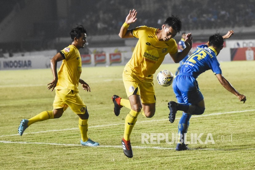 Persib Bandung Ditahan Imbang Semen Padang FC. Bek Persib Bandung Henhen Herdiana berebut bola dengan pemain Semen Padang FC dalam laga lanjutan Liga 1 2019 di Stadion Si Jalak Harupat, Kabupaten Bandung, Rabu (18/9).
