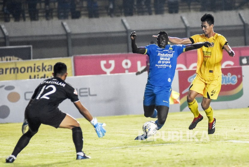 Persib Bandung Ditahan Imbang Semen Padang FC. Penyerang Persib Bandung Ezechiel Ndouasel berusaha menendang bola dalam laga lanjutan Liga 1 2019 di Stadion Si Jalak Harupat, Kabupaten Bandung, Rabu (18/9).
