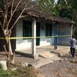 Kondisi rumah korban dipagari garis polisi. Foto/Wardoyo