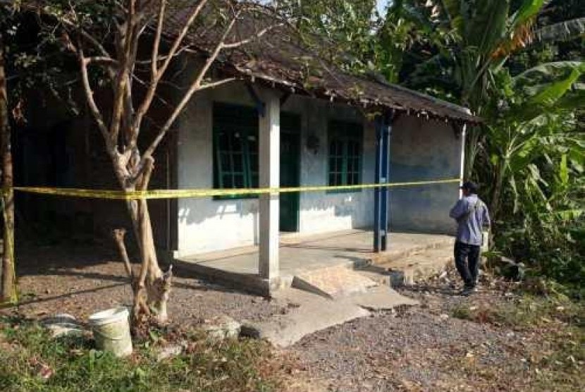 Kondisi rumah korban dipagari garis polisi. Foto/Wardoyo