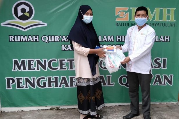 BMH Gerai Pati, Jawa Tengah, memberikan bantuan hand phone dan sepatu kepada Puteri, siswa SMP kelas 2, agar bisa terus sekolah.
