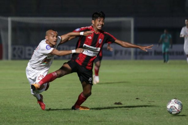Pesepak bola Persija Jakarta Riko Simanjuntak (kiri) berebut bola dengan pesepak bola Persipura Jayapura Irsan Lestaluhu (kanan) pada laga lanjutan Liga 1 2021-2022 di Stadion Indomilk Arena, Tangerang, Banten, Ahad (19/9/2021)
