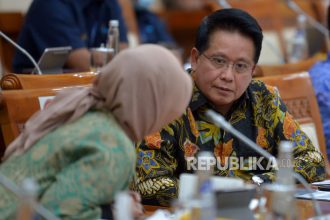 Direktur Utama PT Bank Syariah Indonesia Tbk (BSI) Hery Gunardi saat megikuti Rapat Dengar Pendapat bersama Komisi VI DPR di Kompleks Parlemen, Senayan, Jakarta, Selasa (20/9/2022). Rapat tersebut membahas mengenai Progres PT Bank Syariah Indonesia Tbk menjadi Bank BUMN. Republika/Prayogi