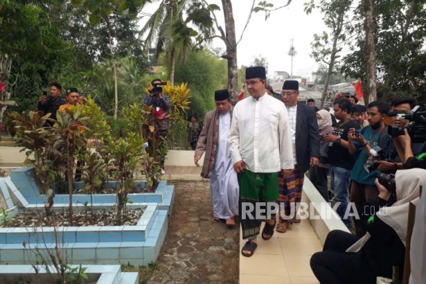 Bacapres Anies Baswedan ziarah ke makam pahlawan nasional KH Ahmad Sanusi di kompleks Ponpes Syamsul Ulum, Kota Sukabumi, Rabu (20/9/2023).