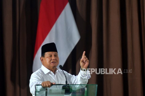 Menteri Pertahanan RI sekaligus Bacapres Partai Gerindra, Prabowo Subianto menyampaikan paparan di depan seribu guru ngaji, Sleman, Yogyakarta, Rabu (20/9/2023). Pada acara ini Prabowo menjelaskan upaya pemerintah untuk menyelesaikan persoalan kesejahteraan, pendidikan, serta ekonomi yang sudah bagus. Selain itu, sebagai Bacapres dirinya nanti akan membawa 17 program prioritas dan delapan program percepatan menuju Indonesia Emas. Bersamaan ini, juga hadir Pengasuh Pondok Pesantren Ora Aji, Gus Miftah yang mendukung pencalonan Prabowo sebagai presiden.