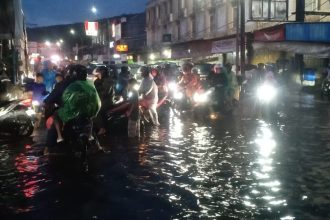 Hujan Lebat di Bandung Sebabkan Banjir dan Tumbangkan Poh